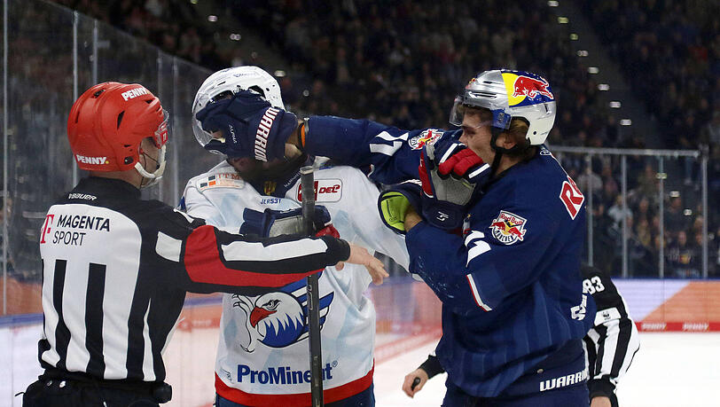 Teilte gegen die Adler Mannheim, wie hier gegen Lukas Kälble ordentlich aus: EHC-Außenstürmer Markus Eisenschmied.