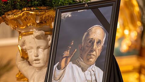 In vielen Kirchen sind Bilder des gestorbenen Papstes aufgestellt.