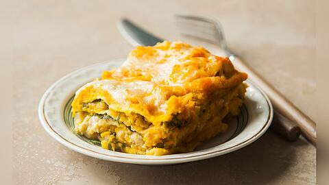 Vegetarische Herbstküche: Lasagne mit Kürbis und Spinat.