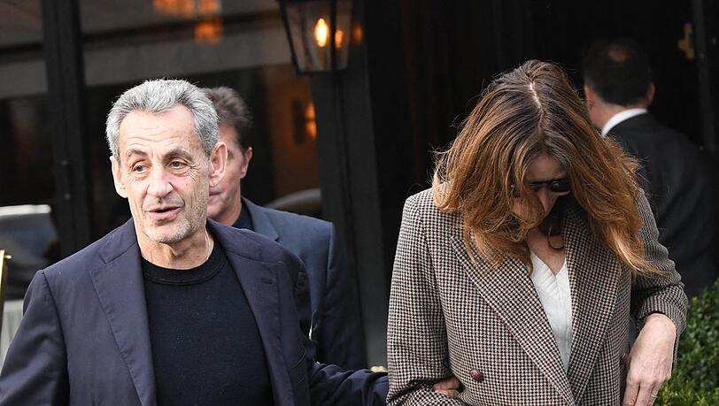 Nicolas Sarkozy und Carla Bruni auf dem Weg in ein Restaurant in Paris.