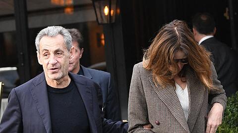 Nicolas Sarkozy und Carla Bruni auf dem Weg in ein Restaurant in Paris.