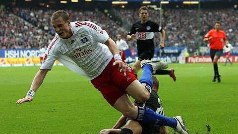 Hart ging's her: Marcell Jansen gegen Patrick Ebert.