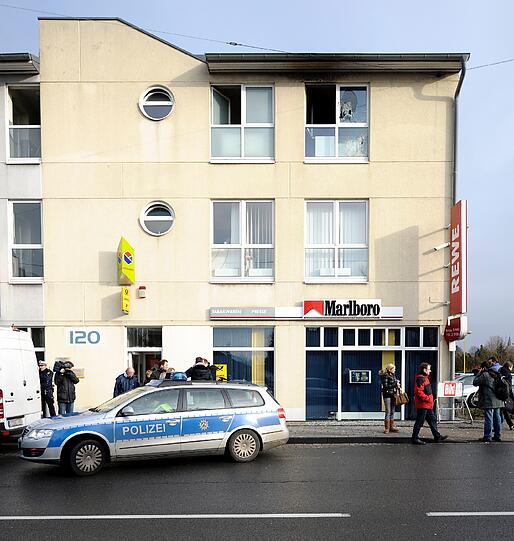 Bei dem Wohnungsbrand mit vier Toten in rheinischen Langenfeld handelt es sich offenbar um ein Familientragödie. Die Polizei verdächtigt nach ersten Ermittlungen den Familienvater, das Feuer am Freitagmorgen gelegt zu haben.