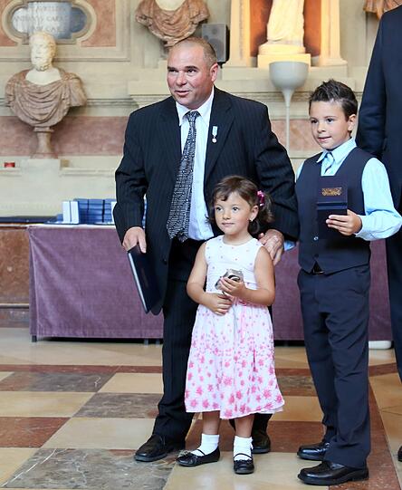 Diego Rizzo und seine quirlige Familie haben sich nicht träumen lassen, dass sie einmal zu Lebensrettern werden: &bdquo;Ich hab&rsquo; gerufen: Schau Papa, da sind welche im Eis&ldquo;, sagt der 9-jährige Antonio. Und Papa Diego hat reagiert: Der Italiener (55) schnappte sich eine Rettungsleiter und legte sich auf den zugefrorenen Ostparksee in Unterhaching. Auf der dünnen Eisdecke robbte er zu den drei Jugendlichen und zog sie nacheinander mit der Leiter aus dem Wasser. &bdquo;Polizei, Feuerwehr, alle waren da&ldquo;, strahlt Antonio, der mit Schwester Aurora und der Mama vom Ufer aus den Papa angefeuert hat.