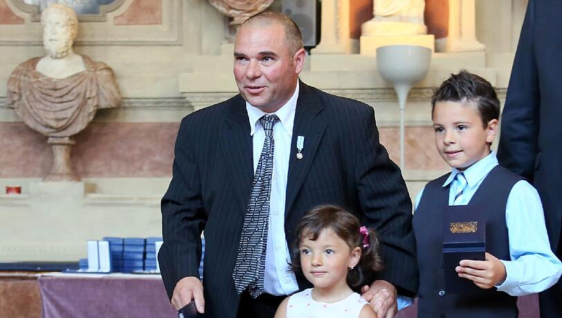 Diego Rizzo und seine quirlige Familie haben sich nicht träumen lassen, dass sie einmal zu Lebensrettern werden: „Ich hab’ gerufen: Schau Papa, da sind welche im Eis“, sagt der 9-jährige Antonio. Und Papa Diego hat reagiert: Der Italiener (55) schnappte sich eine Rettungsleiter und legte sich auf den zugefrorenen Ostparksee in Unterhaching. Auf der dünnen Eisdecke robbte er zu den drei Jugendlichen und zog sie nacheinander mit der Leiter aus dem Wasser. „Polizei, Feuerwehr, alle waren da“, strahlt Antonio, der mit Schwester Aurora und der Mama vom Ufer aus den Papa angefeuert hat. Diego Rizzo und seine quirlige Familie haben sich nicht träumen lassen, dass sie einmal zu Lebensrettern werden: „Ich hab’ gerufen: Schau Papa, da sind welche im Eis“, sagt der 9-jährige Antonio. Und Papa Diego hat reagiert: Der Italiener (55) schnappte sich eine Rettungsleiter und legte sich auf den zugefrorenen Ostparksee in Unterhaching. Auf der dünnen Eisdecke robbte er zu den drei Jugendlichen und zog sie nacheinander mit der Leiter aus dem Wasser. „Polizei, Feuerwehr, alle waren da“, strahlt Antonio, der mit Schwester Aurora und der Mama vom Ufer aus den Papa angefeuert hat.