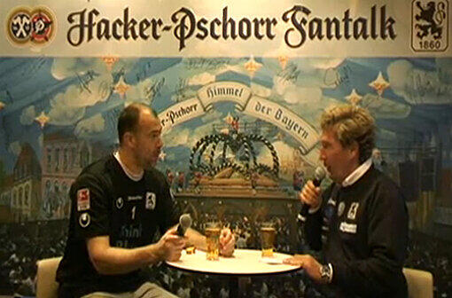 Nach jedem Heimspiel veranstaltet Hacker-Pschorr den Hacker-Pschorr-Fantalk mit Stadionsprecher Stefan Schneider. Hier dabei: Gabor Kiraly.