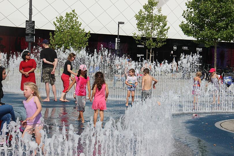 Dieser Brunnen vor den Arcaden in Pasing macht allen Spaß &ndash; und alle nass!