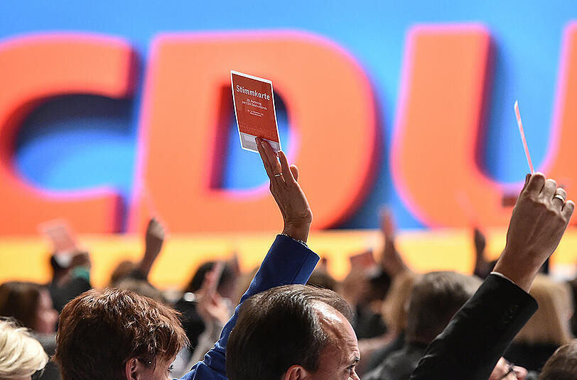 Beim CDU-Bundesparteitgag wird der Antrag über die Flüchtlingspolitik mit großer Mehrheit angenommen.