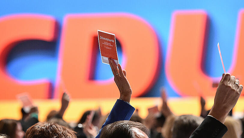 Beim CDU-Bundesparteitgag wird der Antrag über die Flüchtlingspolitik mit großer Mehrheit angenommen. Beim CDU-Bundesparteitgag wird der Antrag über die Flüchtlingspolitik mit großer Mehrheit angenommen.