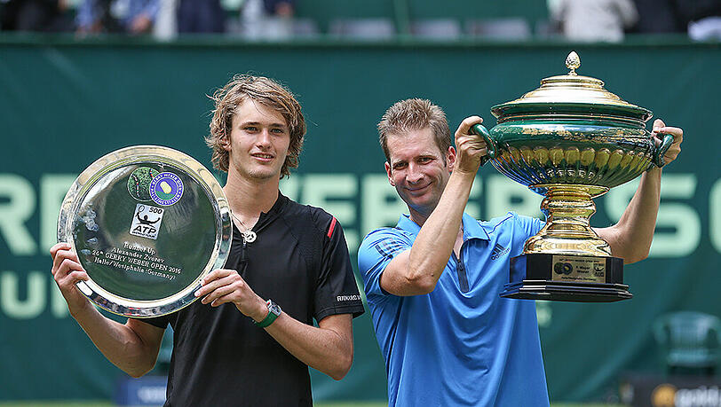 13 Jahre Altersunterschied: Zverev und Mayer bei der Siegerehrung. 13 Jahre Altersunterschied: Zverev und Mayer bei der Siegerehrung.