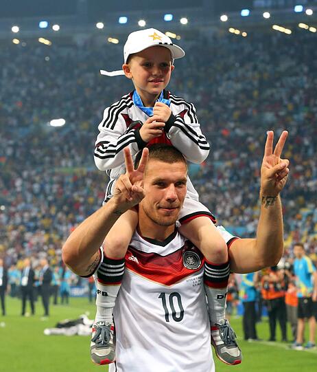 2014: Lukas Podolski mit seinem Sohn nach dem WM-Sieg