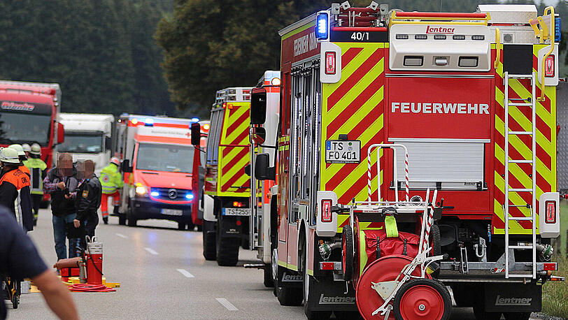 Die Frau wurde in ihrem Fahrzeug eingeklemmt und musste von der Feuerwehr aus dem Auto befreit werden, ihr Sohn auf dem Beifahrersitz konnte den Wagen selbstständig verlassen.