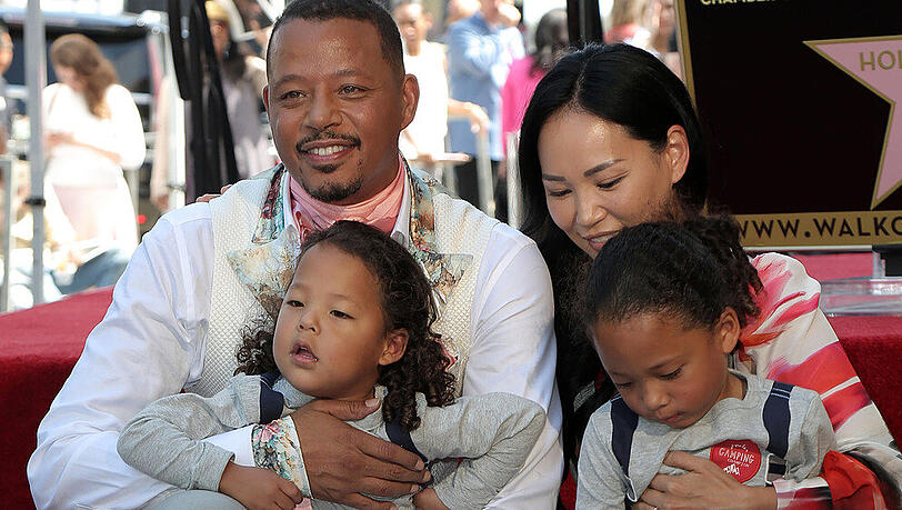 Terrence Howard feiert seinen Erfolg mit Frau Miranda Pak sowie ihren beiden Kindern Terrence Howard feiert seinen Erfolg mit Frau Miranda Pak sowie ihren beiden Kindern