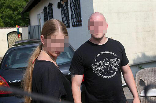 Und auf dem T-Shirt "28 Jahre Ariogermanische Kampfgemeinschaft". Wenn das kein Grund zum Feiern ist.