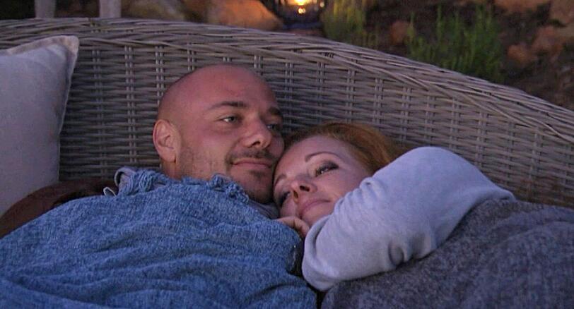 Christian und Nena kommen sich bei ihrem Date am See näher und unterhalten sich kuschelnd bis in den späten Abend.
