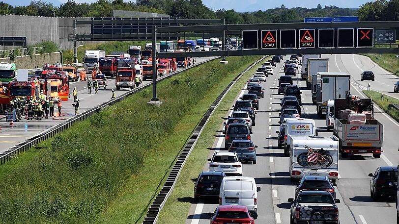 Ein Gefahrgut-Lkw ist in Brand geraten. Auf der A99 kommt es zu einem großen Stau.