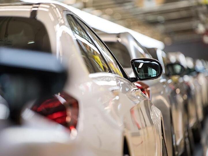 S-Klassen stehen in der End-of-Line-Station im Mercedes-Benz-Werk.