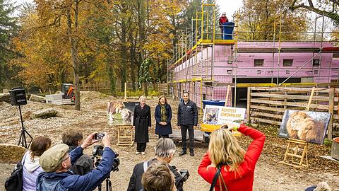 (V. l.) Sabine Schölzel von der SSK München, Verena Dietl und Rasem Baban beim Richtfest.