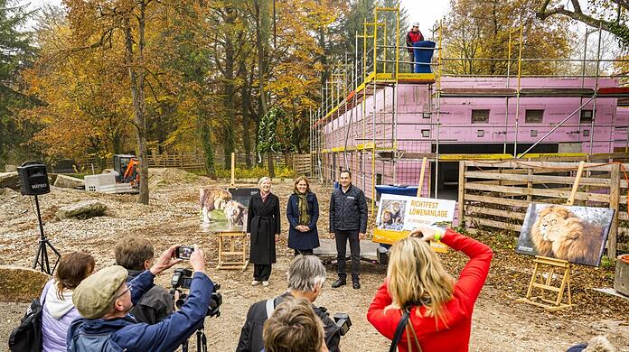 (V. l.) Sabine Schölzel von der SSK München, Verena Dietl und Rasem Baban beim Richtfest.