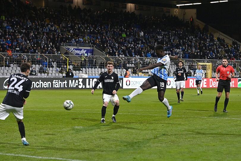 Schöner Strahl: Sechzigs Offensivspieler Merveille Biankadi trifft per eingesprungenem Volley zur 1:0-Führung gegen Verl.