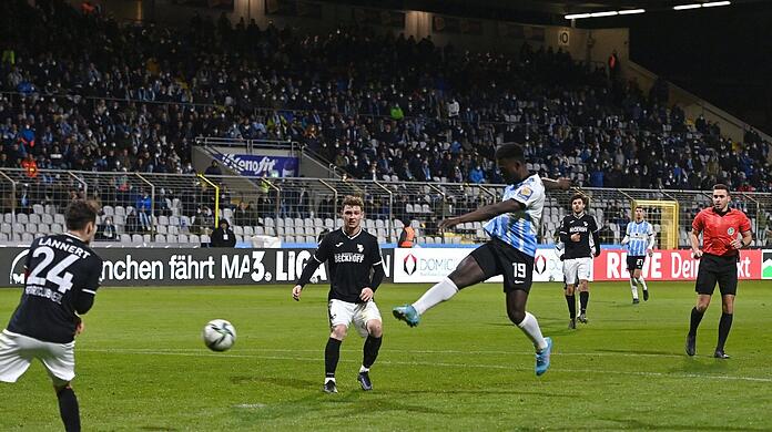 Schöner Strahl: Sechzigs Offensivspieler Merveille Biankadi trifft per eingesprungenem Volley zur 1:0-Führung gegen Verl.