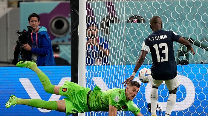 &Eacute;nner Valencia staubt den Ball zum 1:1 ab. Kurz vor Schluss musste der St&uuml;rmer verletzt ausgewechselt werden.