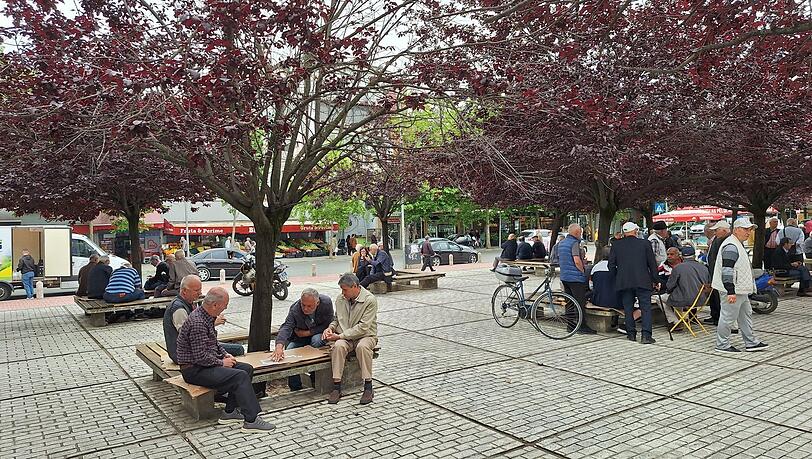 Auf dem Franz-Josef-Strauß-Platz mit seinen vielen Pflaumenbäumen in der albanischen Hauptstadt Tirana treffen sich viele zum Brettspielen. Auf dem Franz-Josef-Strauß-Platz mit seinen vielen Pflaumenbäumen in der albanischen Hauptstadt Tirana treffen sich viele zum Brettspielen.