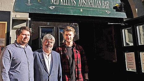 V.li.: Kevin, Paul und Liam Daly feiern an diesem Wochenende das 25. Jubiläum des Kilians. Danach übernehmen die beiden Jungen das Irish Pub am Dom.