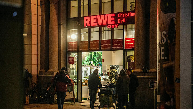 Bis vor Kurzem befand sich hier am Hauptbahnhof eine große unterirdische Rewe-City-Filiale. Jetzt gibt es eine Neueröffnung zu feiern. Bis vor Kurzem befand sich hier am Hauptbahnhof eine große unterirdische Rewe-City-Filiale. Jetzt gibt es eine Neueröffnung zu feiern.