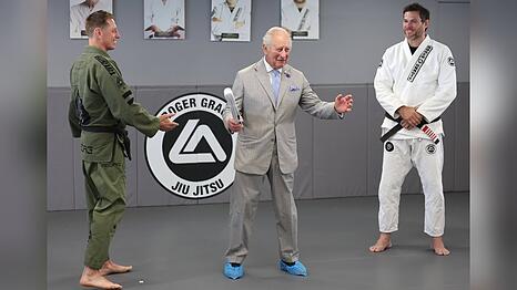 K&ouml;nig Charles mit seinem wei&szlig;en G&uuml;rtel in der Akademie.