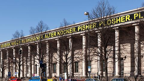 Mel Bochners Installation "The Joys of Yiddish, 2006" am Dachfries des Haus der Kunst