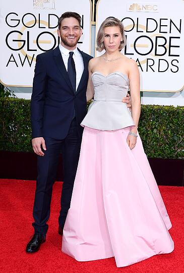 Blass und langweilig wirkte Schauspielerin Zosia Mamet in ihrer Kombination aus Rosa und Nude.