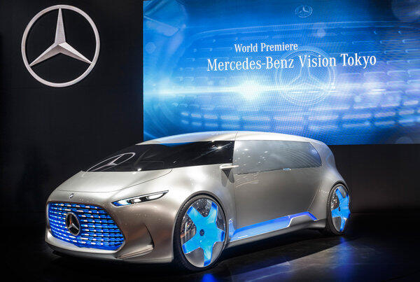 Gut ausgeleuchteter Mercedes.