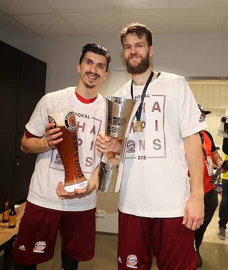 Die Basketballer des FC Bayern feiern ihren ersten Pokalsieg seit einem halben Jahrhundert! Die besten Bilder der feucht-fröhlichen Party...