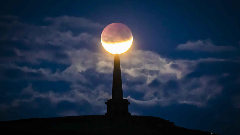 Die partielle Mondfinsternis in Todmorden (Großbritannien).