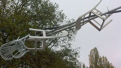 Das wird mal eine Kunst-Installation für den Weihnachtsmarkt: Die ersten Stühle schweben schon am Schwabinger Himmel.