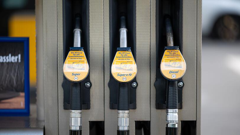 Benzin und Diesel waren an deutschen Tankstellen zuletzt günstiger oder ähnlich teuer wie in den meisten direkten EU-Nachbarstaaten. Benzin und Diesel waren an deutschen Tankstellen zuletzt günstiger oder ähnlich teuer wie in den meisten direkten EU-Nachbarstaaten.