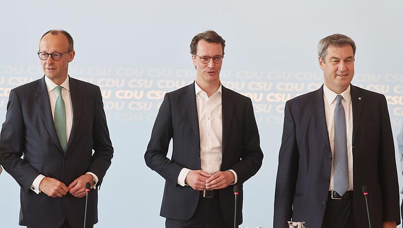 Friedrich Merz (l) CDU-Parteivorsitzender steht mit Hendrik Wüst (M, CDU), Ministerpräsident von Nordrhein-Westfalen, und Markus Söder, CSU-Parteivorsitzender.