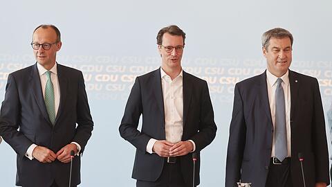 Friedrich Merz (l) CDU-Parteivorsitzender steht mit Hendrik Wüst (M, CDU), Ministerpräsident von Nordrhein-Westfalen, und Markus Söder, CSU-Parteivorsitzender.