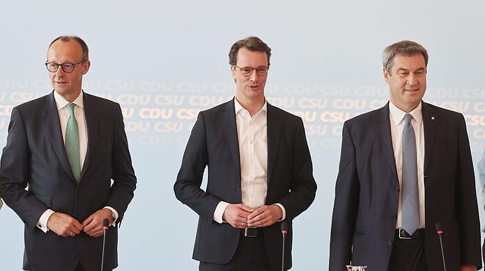 Friedrich Merz (l) CDU-Parteivorsitzender steht mit Hendrik Wüst (M, CDU), Ministerpräsident von Nordrhein-Westfalen, und Markus Söder, CSU-Parteivorsitzender.