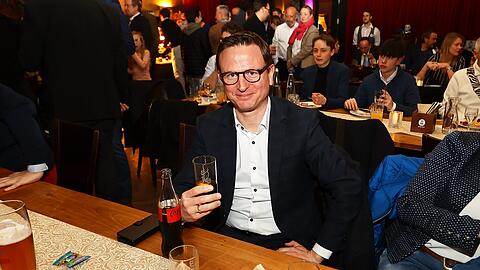 Cola light für den CSUler Hans Theiss: Er musste am Wahlabend lange zittern.