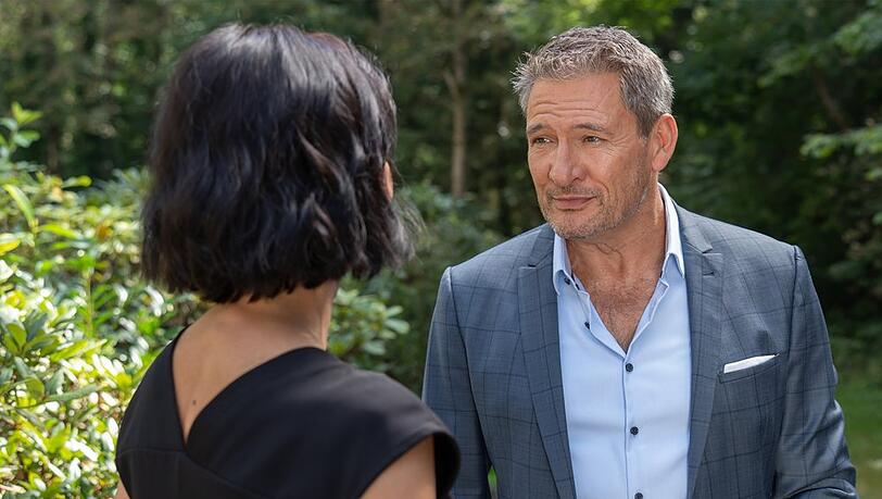 "Sturm der Liebe": Christoph flirtet mit Sophia, hält sie aber gleichzeitig auf Abstand. "Sturm der Liebe": Christoph flirtet mit Sophia, hält sie aber gleichzeitig auf Abstand.