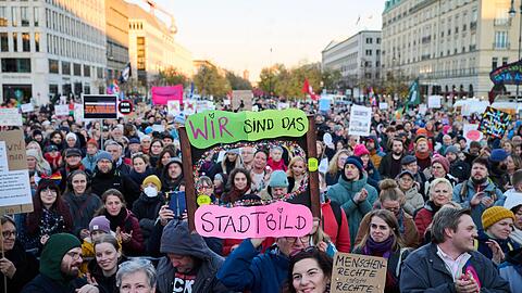 In Berlin und Kiel sind Demonstrationen zu den Merz-Äußerungen geplant.