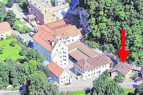 Das Unglückshaus in Stein an der Traun. Links davon die Brauerei, rechts ein weiteres Wohnhaus, das unbeschädigt blieb.