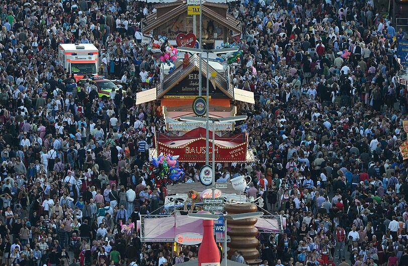 Bei ausgelassener Stimmung steigt die Feierlaune im Bierzelt. Doch nicht immer geht's auf der Wiesn friedlich zu. Häufig werden Frauen und Mädchen Opfer von sexuellen Übergriffen.