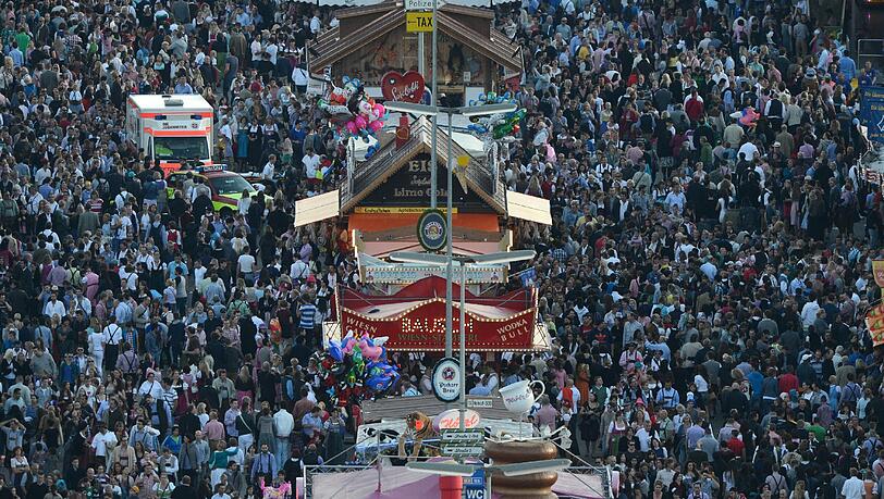 Bei ausgelassener Stimmung steigt die Feierlaune im Bierzelt. Doch nicht immer geht's auf der Wiesn friedlich zu. Häufig werden Frauen und Mädchen Opfer von sexuellen Übergriffen. Bei ausgelassener Stimmung steigt die Feierlaune im Bierzelt. Doch nicht immer geht's auf der Wiesn friedlich zu. Häufig werden Frauen und Mädchen Opfer von sexuellen Übergriffen.
