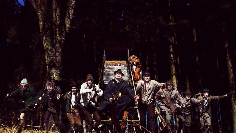 Man beachte den Hasen mit Flinte: The Sensational Skydrunk Heartbeat Orchestra beweist (nicht nur) bei ihrem Band-Foto Humor. Man beachte den Hasen mit Flinte: The Sensational Skydrunk Heartbeat Orchestra beweist (nicht nur) bei ihrem Band-Foto Humor.