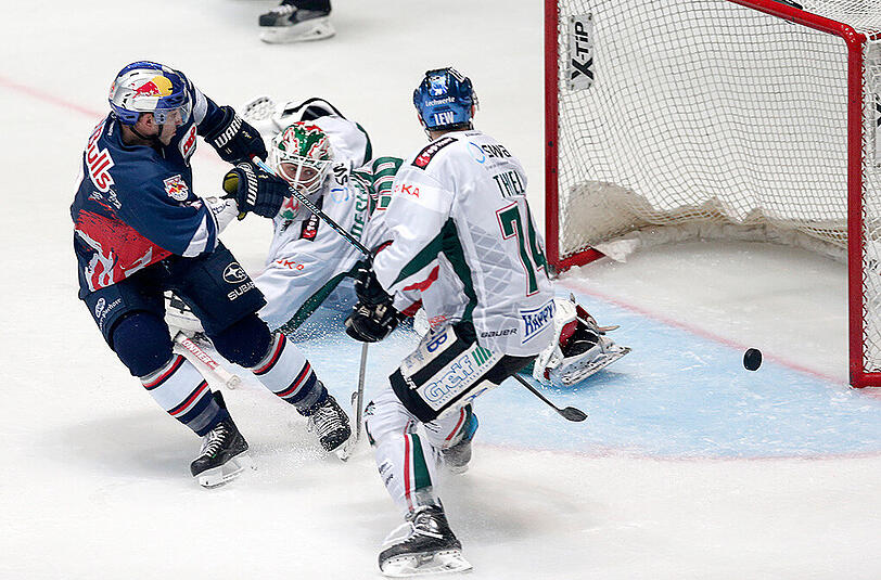 Der Münchner Keith Aucoin erzielt den Treffer zum 5:2 gegen Augsburg. Torwart Jeff Drouin-Deslauriers ist machtlos.