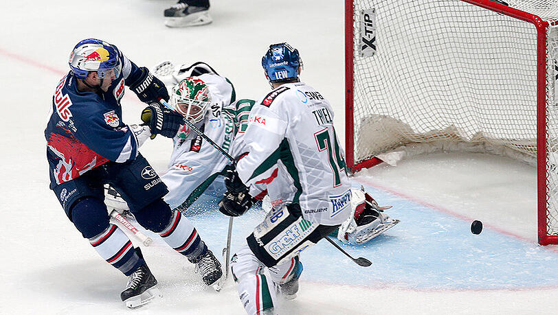 Der Münchner Keith Aucoin erzielt den Treffer zum 5:2 gegen Augsburg. Torwart Jeff Drouin-Deslauriers ist machtlos. Der Münchner Keith Aucoin erzielt den Treffer zum 5:2 gegen Augsburg. Torwart Jeff Drouin-Deslauriers ist machtlos.