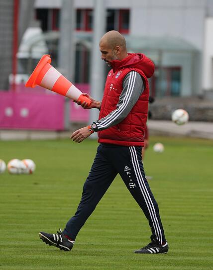 Möchte nicht lamentieren - Pep Guardiola arbeitet mit den verbliebenen fitten Spielern.